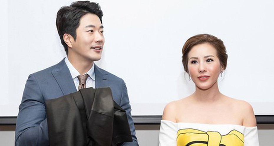 Tài tử Kwon Sang Woo bất ngờ khi được Hoa hậu Thu Hoài tặng áo dài