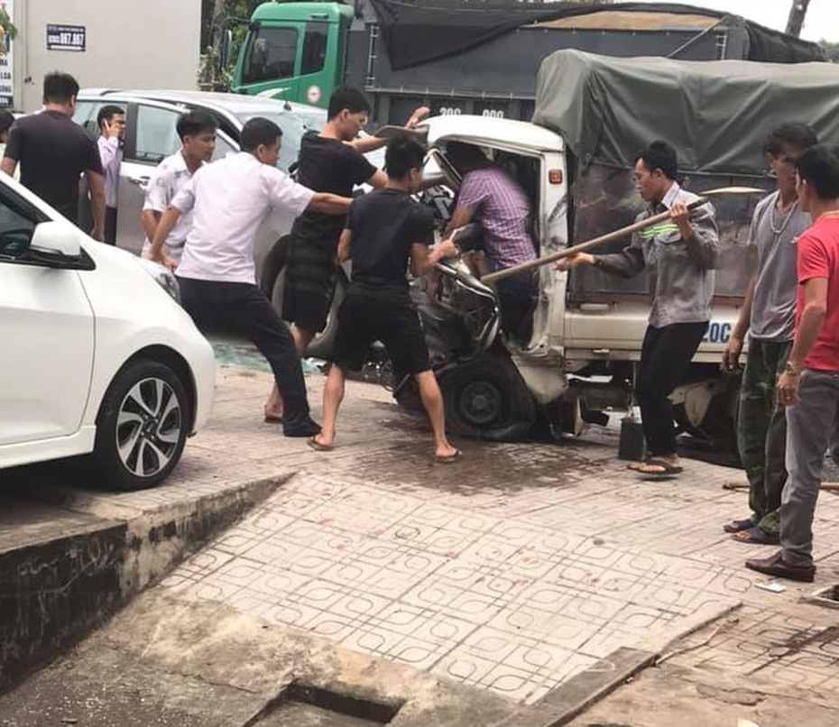 Video: 2 ô tô đấu đầu kinh hoàng, 1 người tử vong ở Thái Nguyên