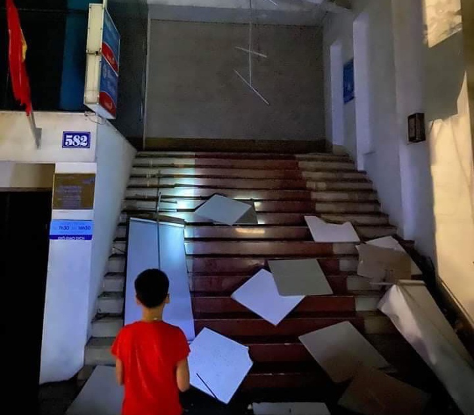 15 phút mưa đá cuốn bay hàng nghìn mái nhà của người dân Yên Bái
