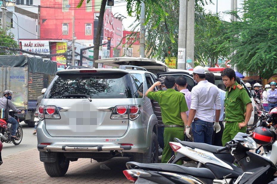 Đôi nam nữ tử vong bất thường trên chiếc ô tô vẫn đang nổ máy