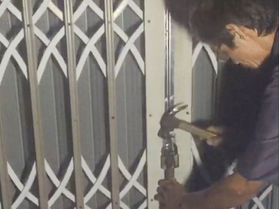 Nhiều hộ dân bị khóa trái, đổ xi măng vào cửa giữa đêm