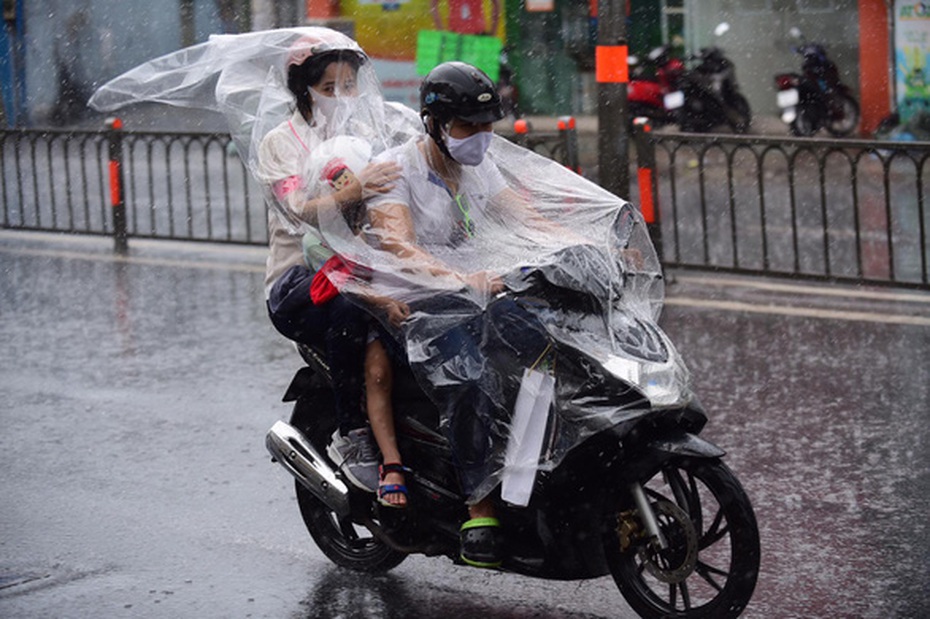 Tây Nguyên và Nam Bộ có mưa dông, đề phòng dông lốc, mưa đá