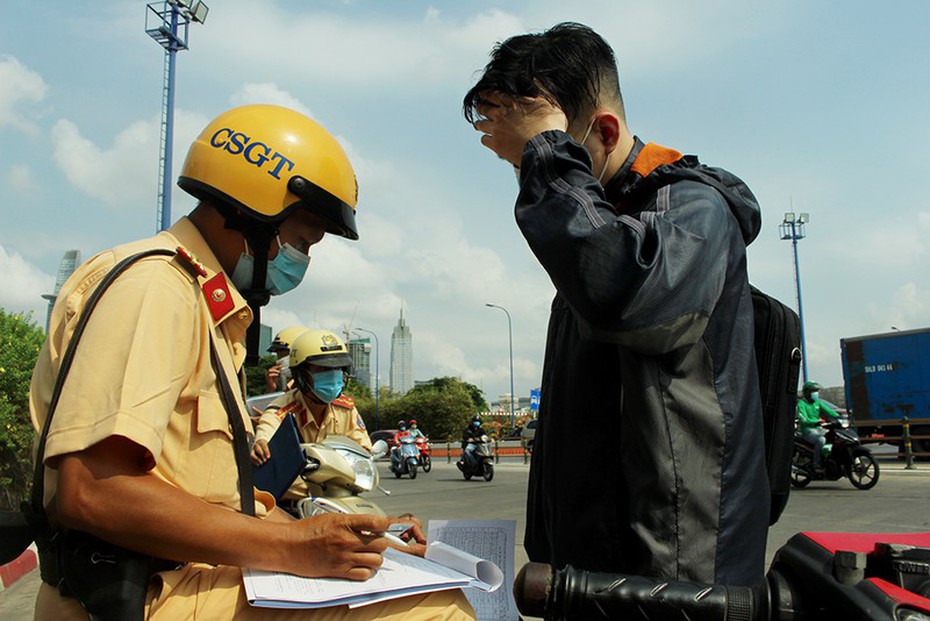 Đưa tiền xin CSGT "bỏ quả lỗi", nam thanh niên bị phạt 4 triệu đồng