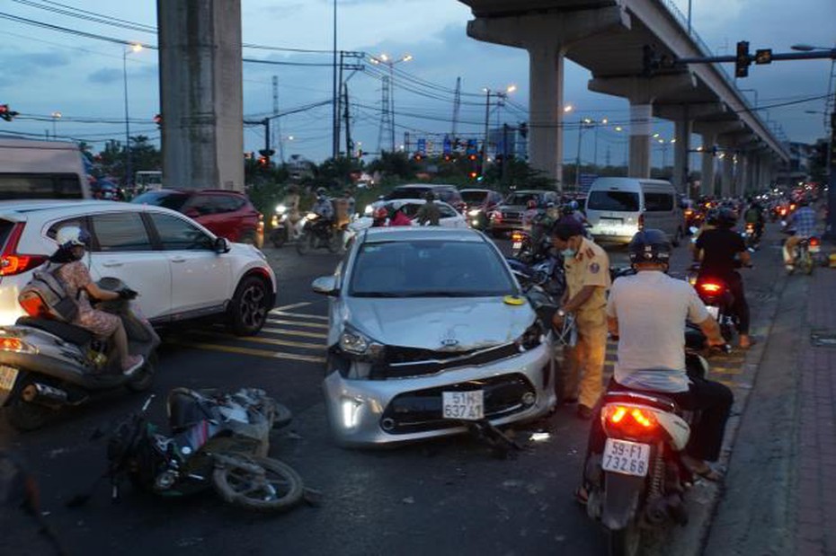 Ô tô tông nhiều xe máy ở TP.HCM, 3 người bị thương nặng