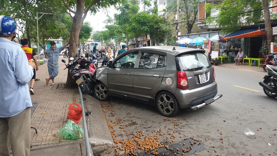 Ô tô lao vào xe máy gây tai nạn liên hoàn, hai cô gái bị thương