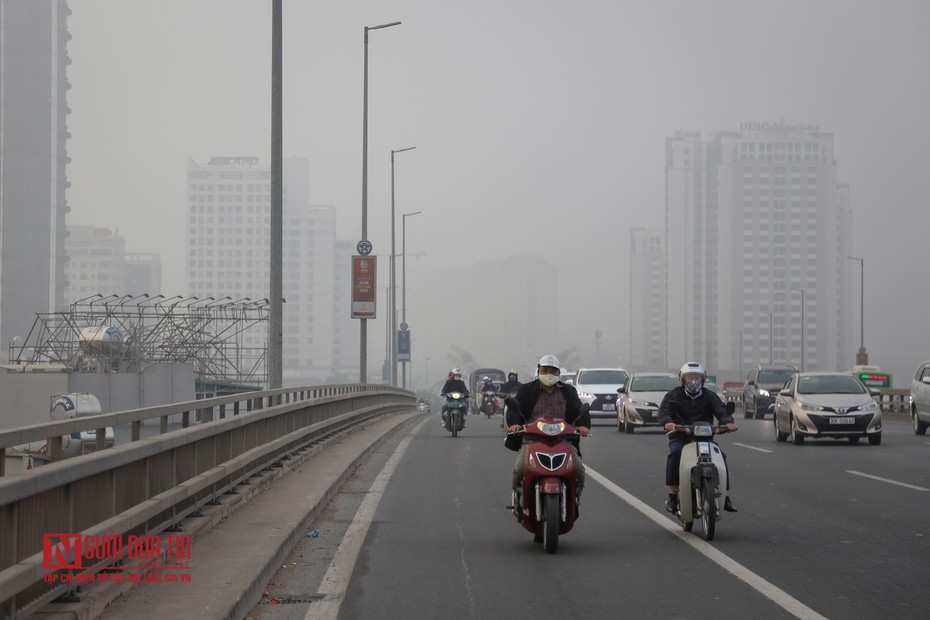 Rác thải ùn ứ, lát đá vỉa hè... khiến không khí Hà Nội “rất xấu”