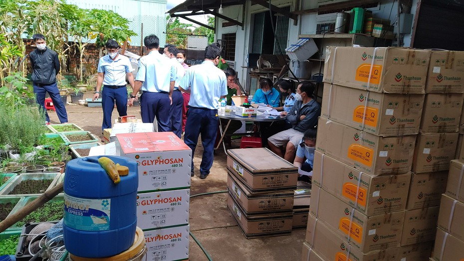 Phát hiện hàng nghìn lít thuốc bảo vệ thực vật chứa chất cấm sử dụng