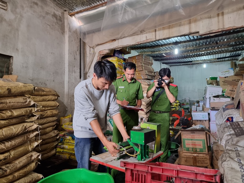 Lâm Đồng: Bắt quả tang cơ sở sản xuất phân bón trái phép