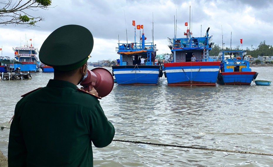 Không cấp phép rời cảng cho tàu thuyền vào vùng nguy hiểm của bão số 7