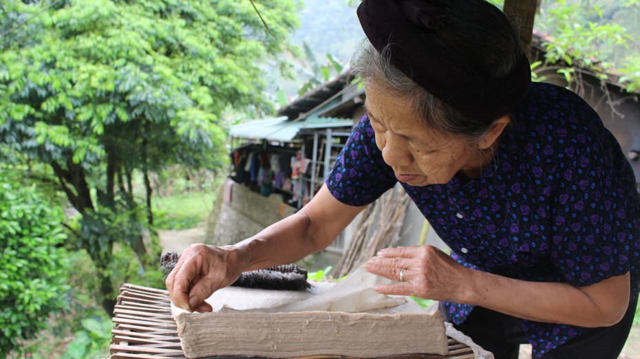 Xuân về trên thớ giấy bản vùng cao