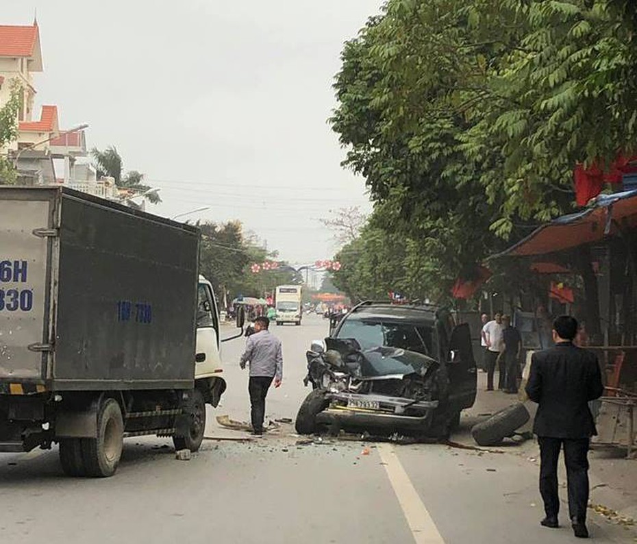 Tai nạn liên hoàn ở Hải Phòng, tài xế thoát chết khi đâm trực diện 2 xe tải