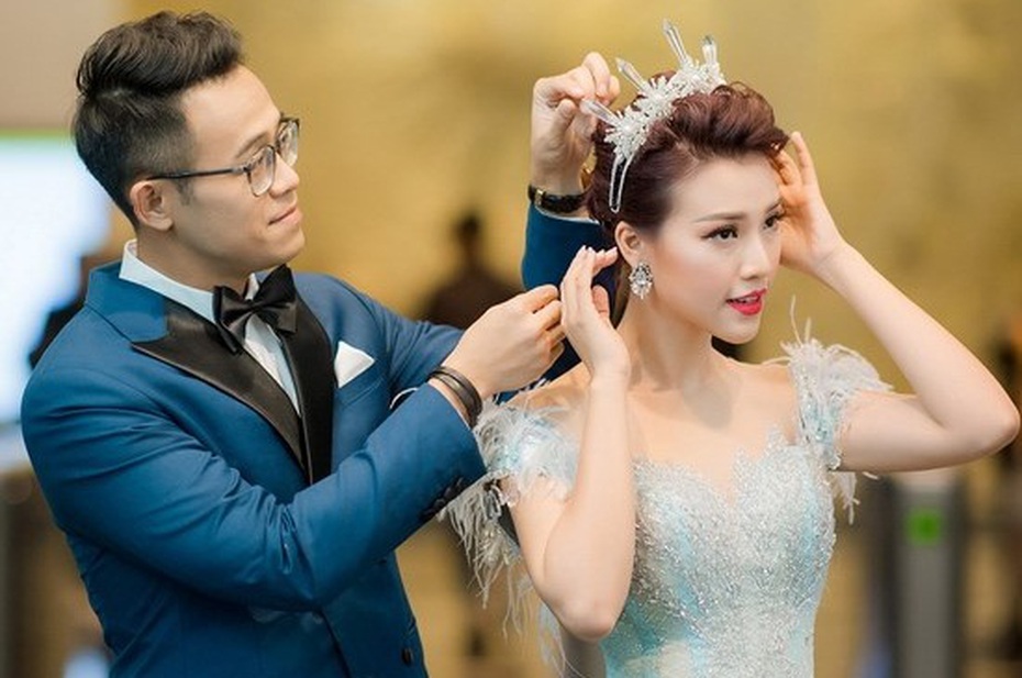 Tái hợp cùng MC Đức Bảo, Á hậu Hoàng Oanh lộng lẫy chào đón năm mới