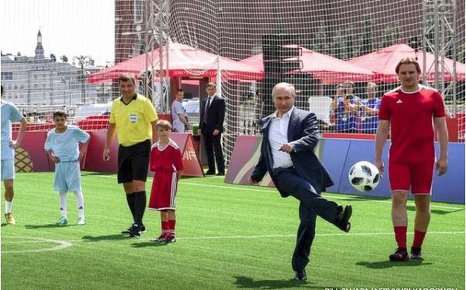 World Cup 2018: Tổng thống Putin trổ tài chơi bóng trên Quảng trường Đỏ