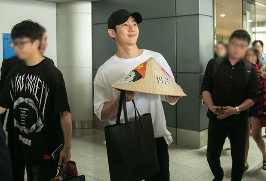 Nam tài tử Jung Hae In đội nón lá, tươi cười với fan Việt tại TP.HCM