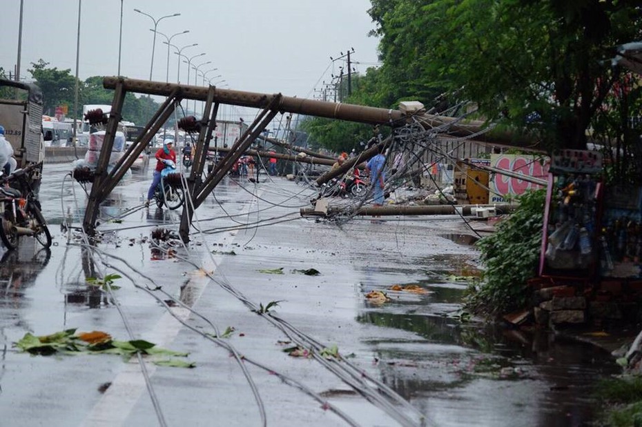 Vũng Tàu: Lốc xoáy làm hàng loạt cột điện bị đổ trên QL51