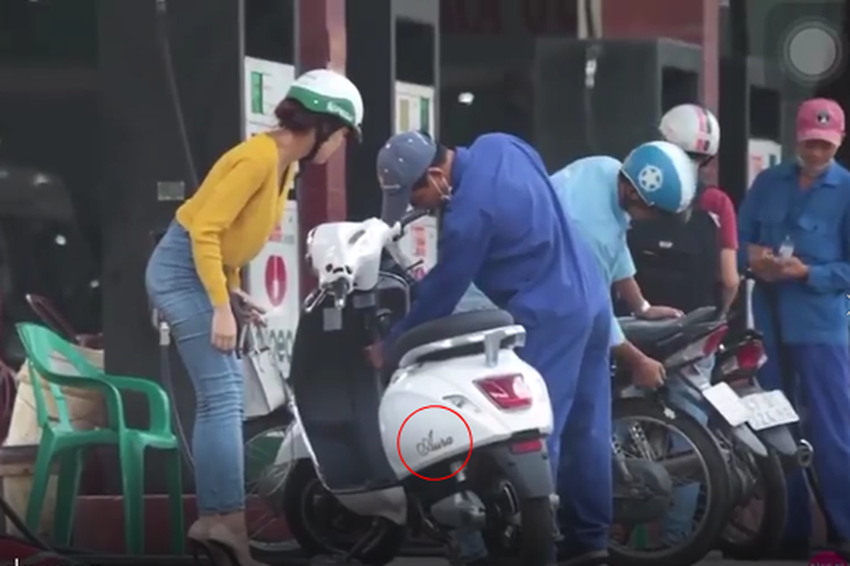 Dậy sóng mạng xã hội: Cô gái "chất như nước cất" hì hục dắt xe điện vào đổ xăng