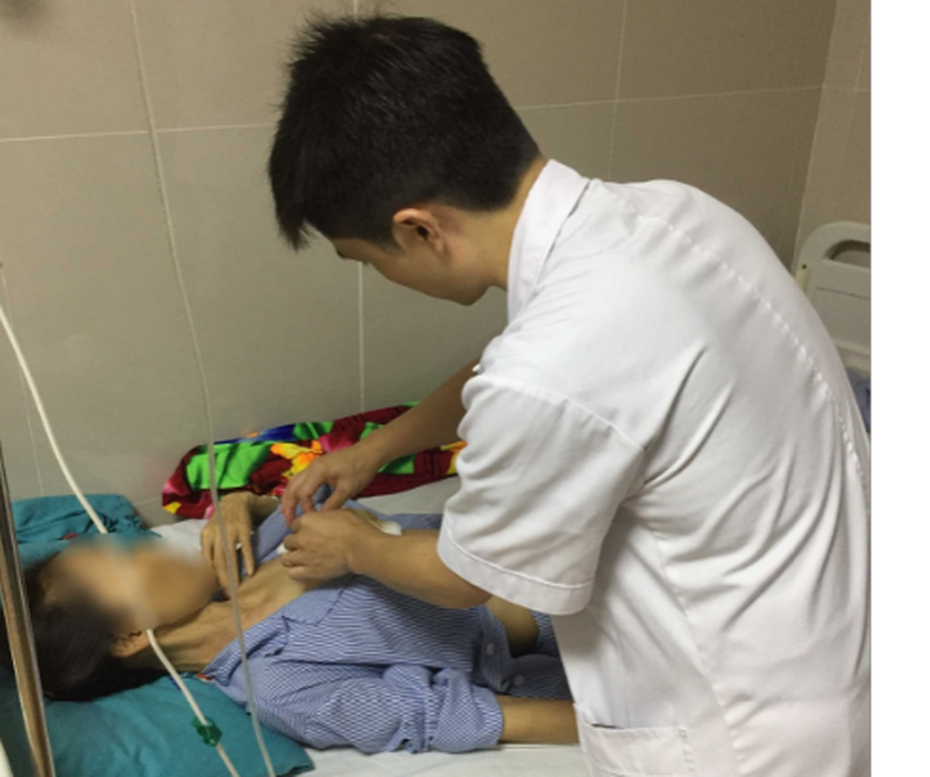 Tự điều trị bằng thuốc nam, bệnh nhân 47 tuổi vỡ khối u vú, hoại tử