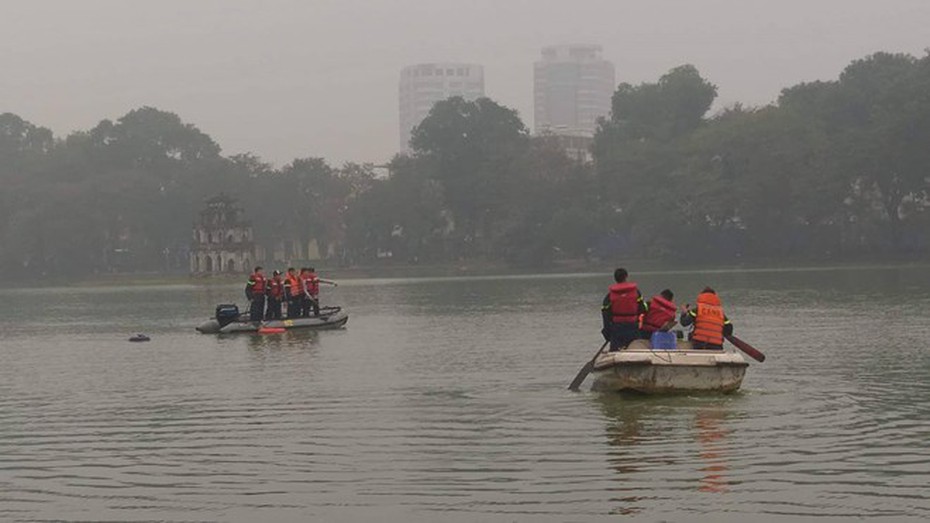 Hà Nội: Trục vớt thi thể nam thanh niên nghi “ngáo đá” nhảy xuống hồ Hoàn Kiếm