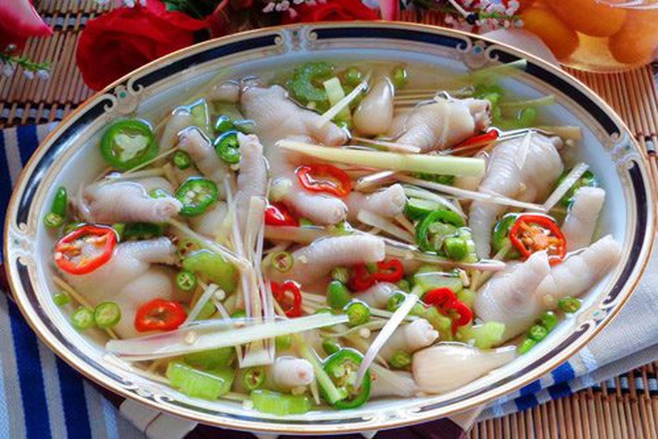 Tối nay ăn gì: Trổ tài làm chân gà ngâm sả ớt chiêu đãi cả nhà