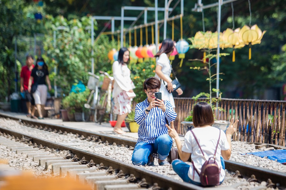 Bộ GTVT đề nghị TP. Hà Nội giải tán điểm chụp ảnh, kinh doanh cà phê đường tàu