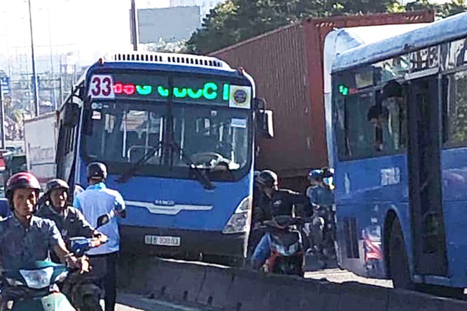 Xe buýt bất ngờ tông dải phân cách, hành khách lo sợ đâm xuống sông Sài Gòn