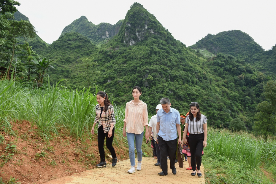 Hoa hậu Lương Thùy Linh trở lại Lũng Lìu, khánh thành con đường thuộc Top 10 dự án xuất sắc nhất Miss World 2019