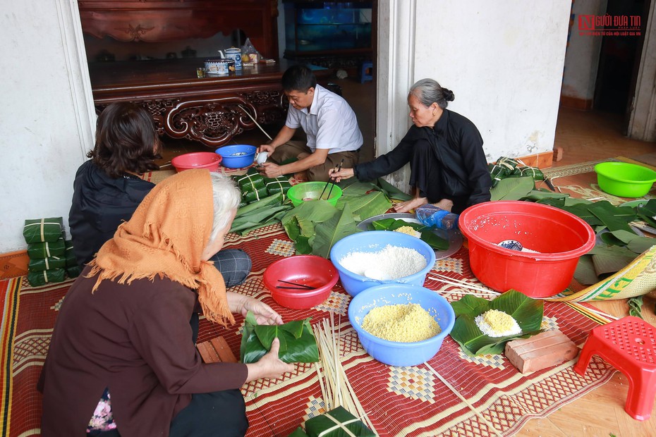 Người dân Hà Nội gói hàng ngàn chiếc bánh chưng ủng hộ miền Trung