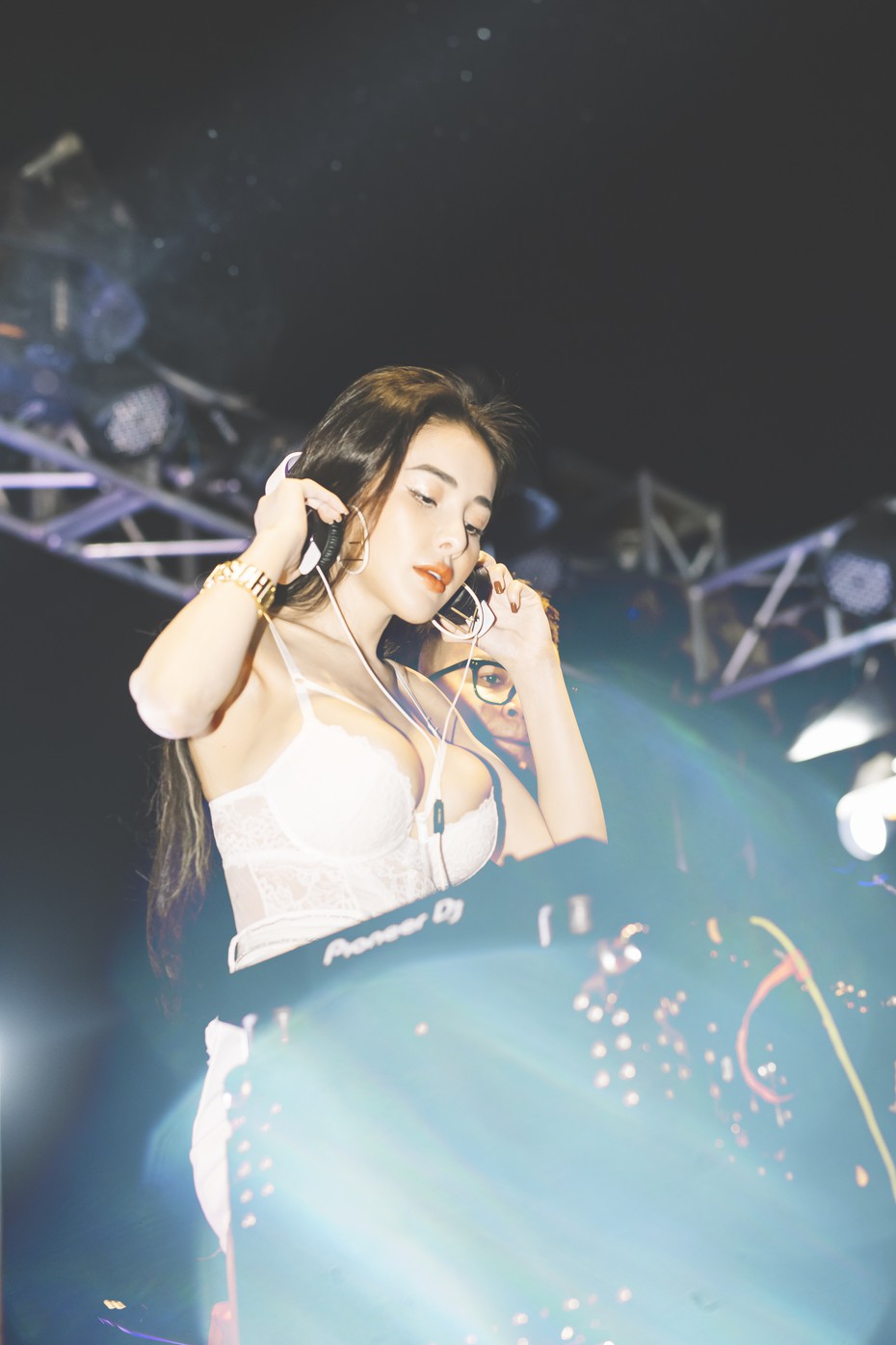 "Hot girl thị phi" Ngân 98: "Làm DJ, tôi tha hồ mặc sexy"