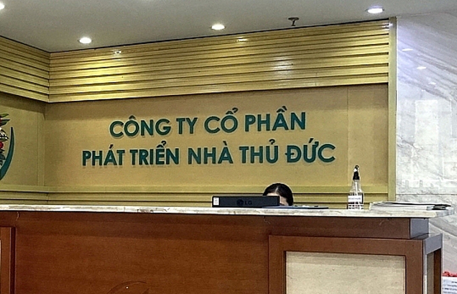 Cổ phiếu bật tăng trần dù bị duy trì diện cảnh báo