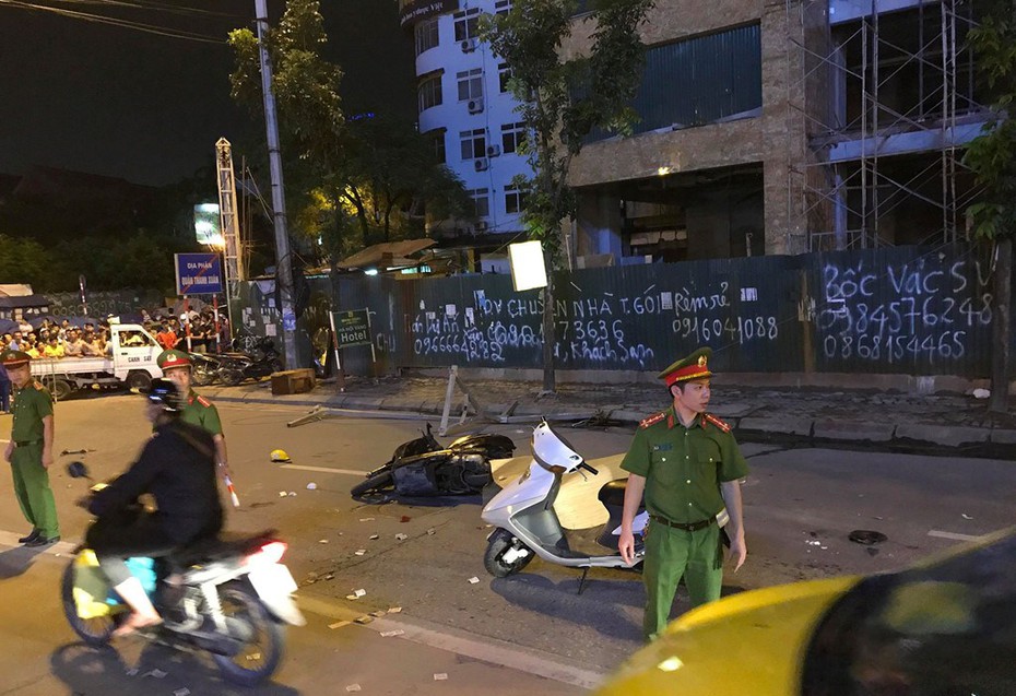 Khởi tố điều tra vụ thanh sắt rơi xuống đường khiến 2 người thương vong