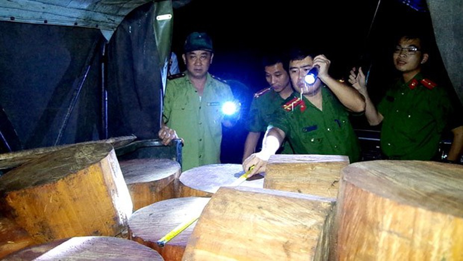 Hà Giang: Bắt giữ xe ô tô vận chuyển lâm sản trái phép