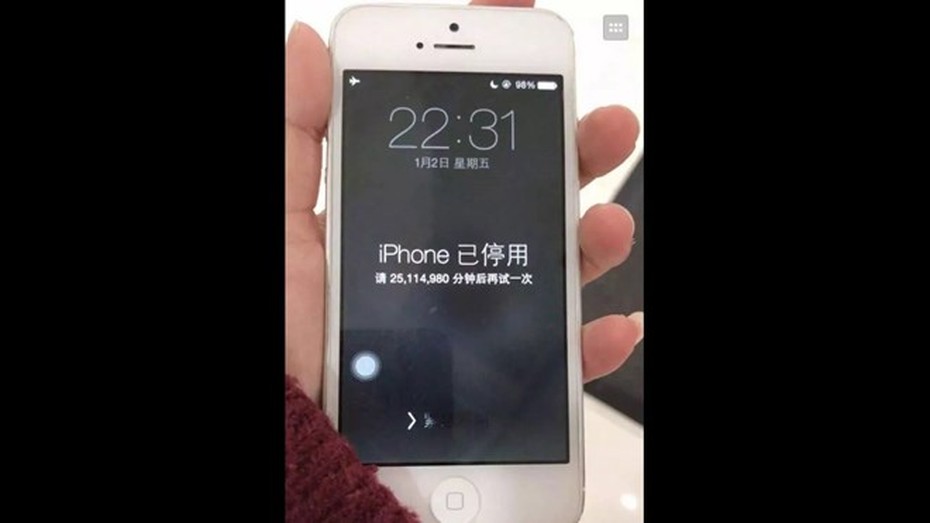 Con trai nghịch làm iPhone của mẹ bị khóa đến 47 năm