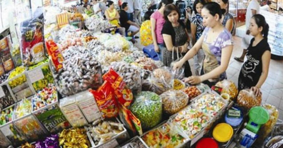 Loạn thị trường bánh, mứt, kẹo dịp Tết: Tránh bỏ tiền thật rước của "ôi"