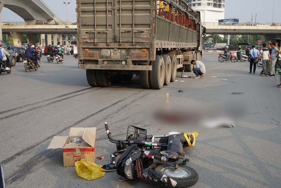 Hà Nội: Một nữ sinh tử vong tại chỗ sau khi va chạm với xe đầu kéo