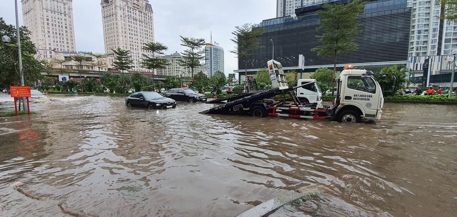 Nhiều ô tô hạng sang chết máy, ngập trong biển nước sau trận mưa lớn tại Hà Nội