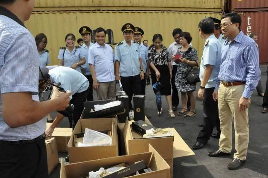 Hải Phòng: Phát hiện 10 container giày nhập lậu, nhái các thương hiệu danh tiếng