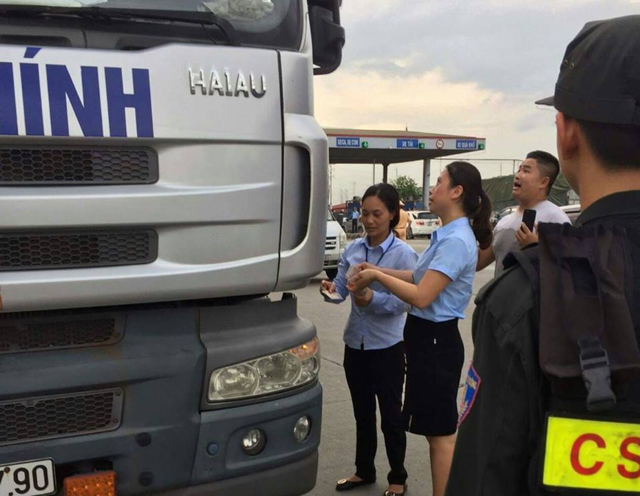 Hưng Yên: Quốc lộ 5 tắc nghẽn nhiều giờ do tài xế dùng tiền lẻ trả phí BOT