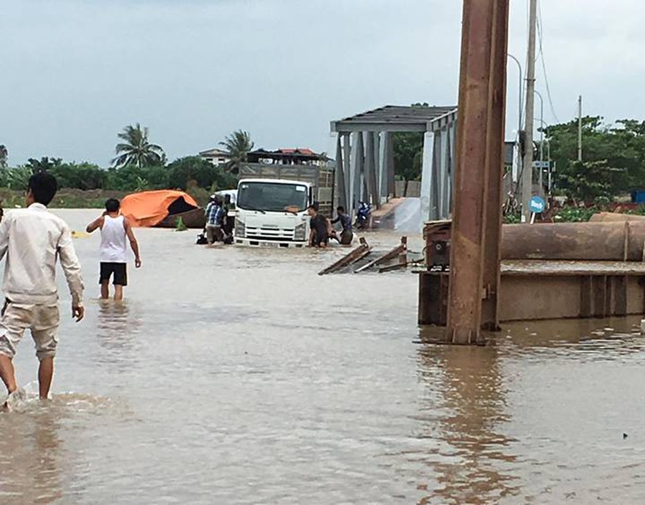 Hải Phòng: Dân liều mình qua cầu phao dù chìm sâu dưới nước