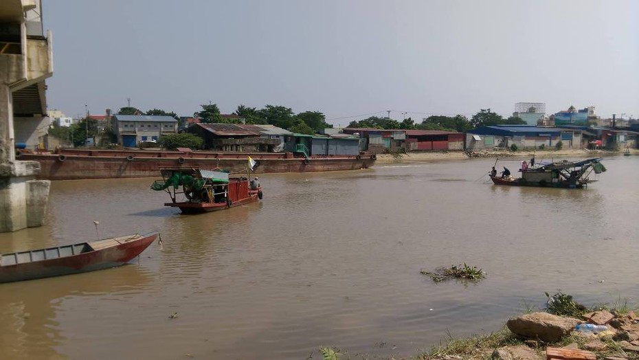 Hải Phòng: Thuê thợ lặn tìm người đàn ông nhảy cầu tự tử