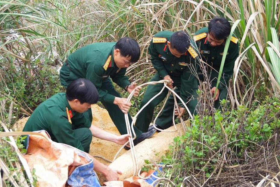 Hốt hoảng phát hiện bom nặng gần 250kg trong bãi lau sậy