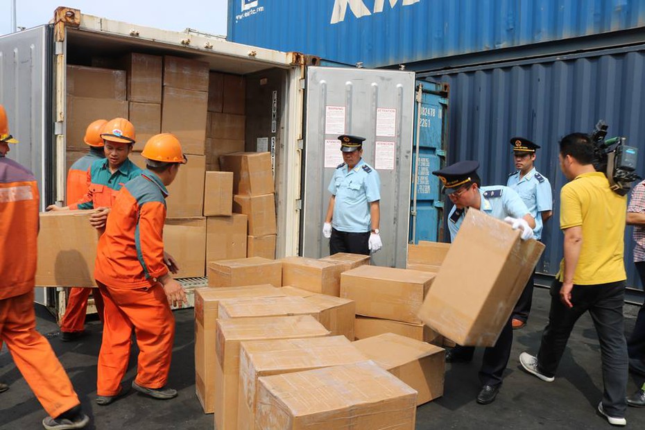 Hải Phòng: Bắt giữ 2 container lá khát và vi, xương cá mập