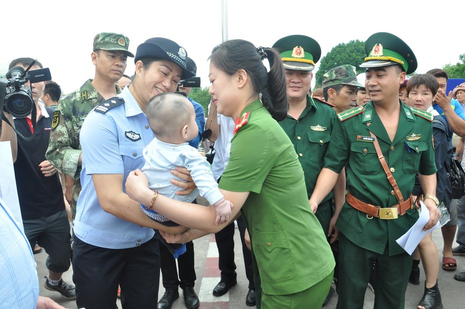 Một bé trai trong đường dây buôn người được Trung Quốc trao trả cho Việt Nam