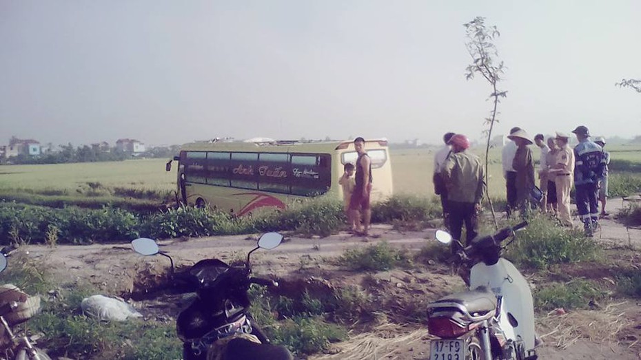 Thái Bình: Xe khách lao xuống ruộng, 3 người bị thương