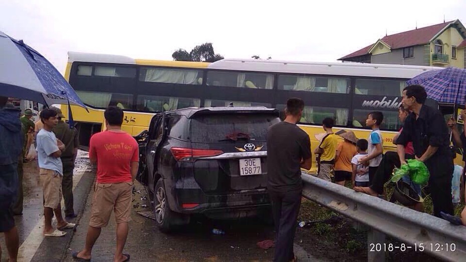 Xe giường nằm lao vào ô tô con trên cao tốc Nội Bài – Lào Cai, 7 người bị thương