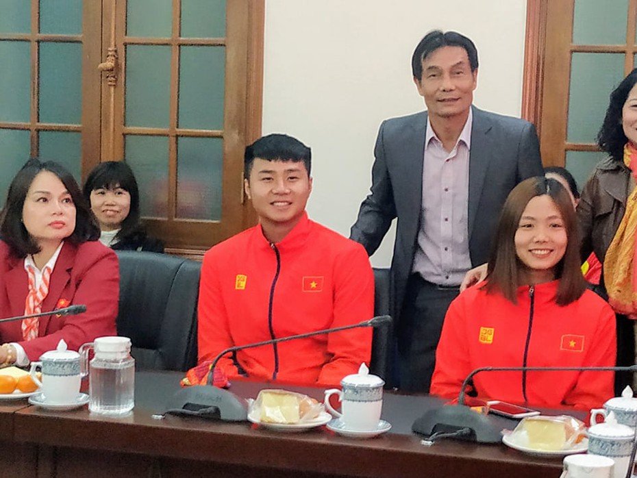 Thủ môn Văn Toản cùng các vận động viên Hải Phòng đạt huy chương nhận “mưa” tiền thưởng