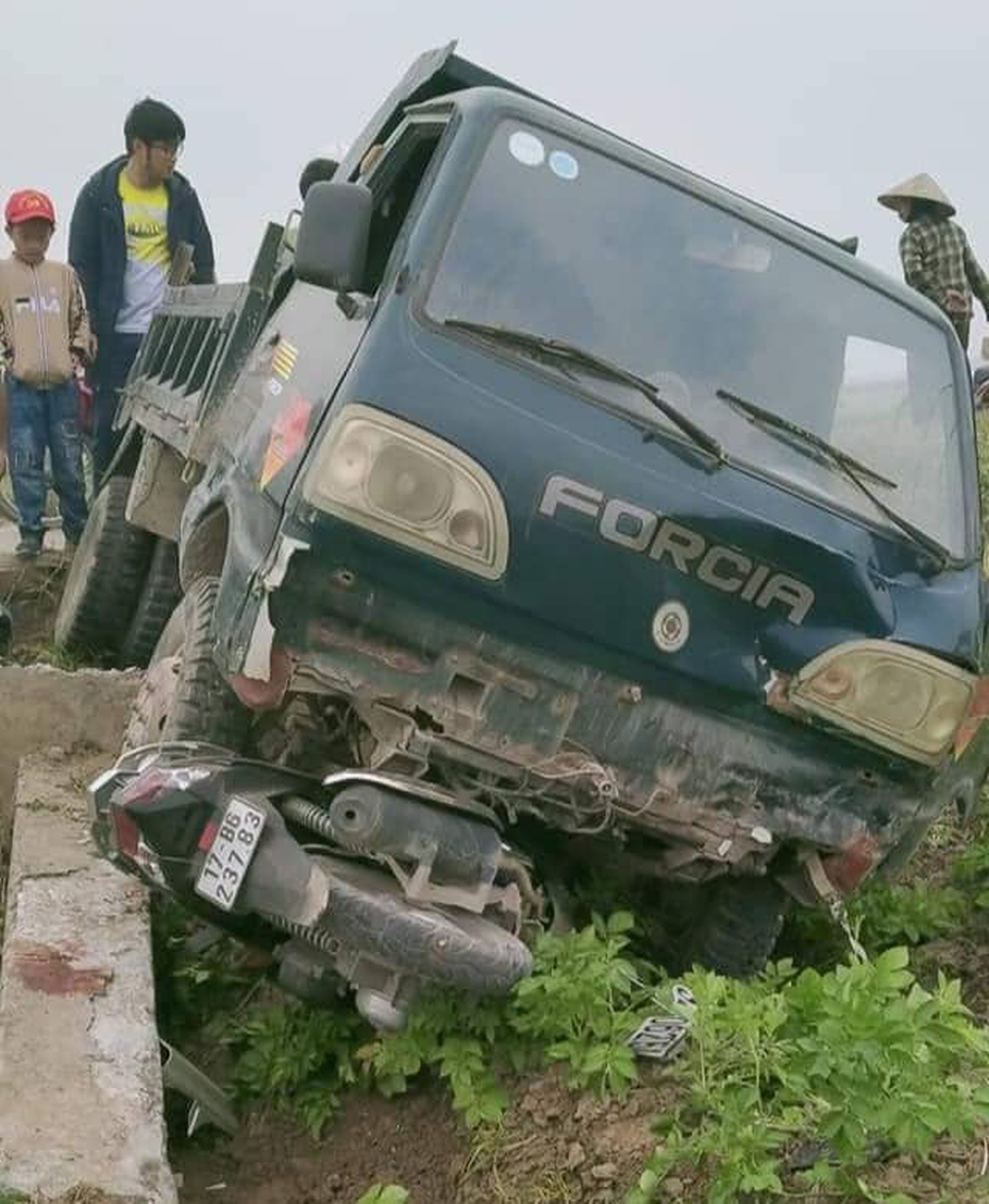 Một thầy giáo tử vong thương tâm trên đường đến trường khi bị xe tải cán qua