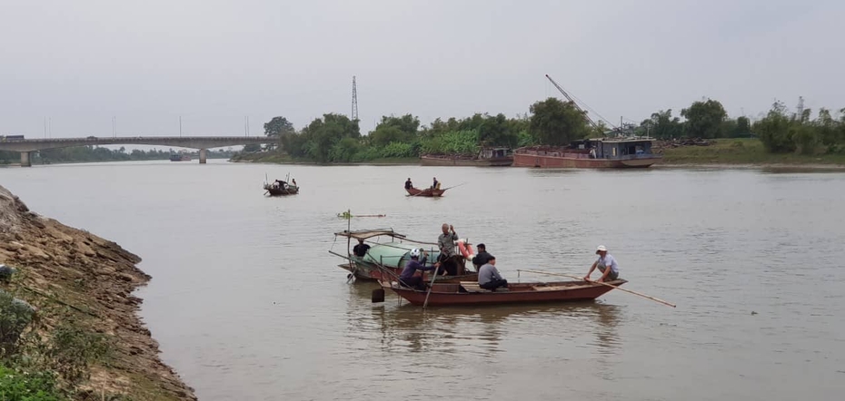 3 con nhỏ bơ vơ khi bố mẹ đi đánh cá bị lật thuyền tử vong trên sông