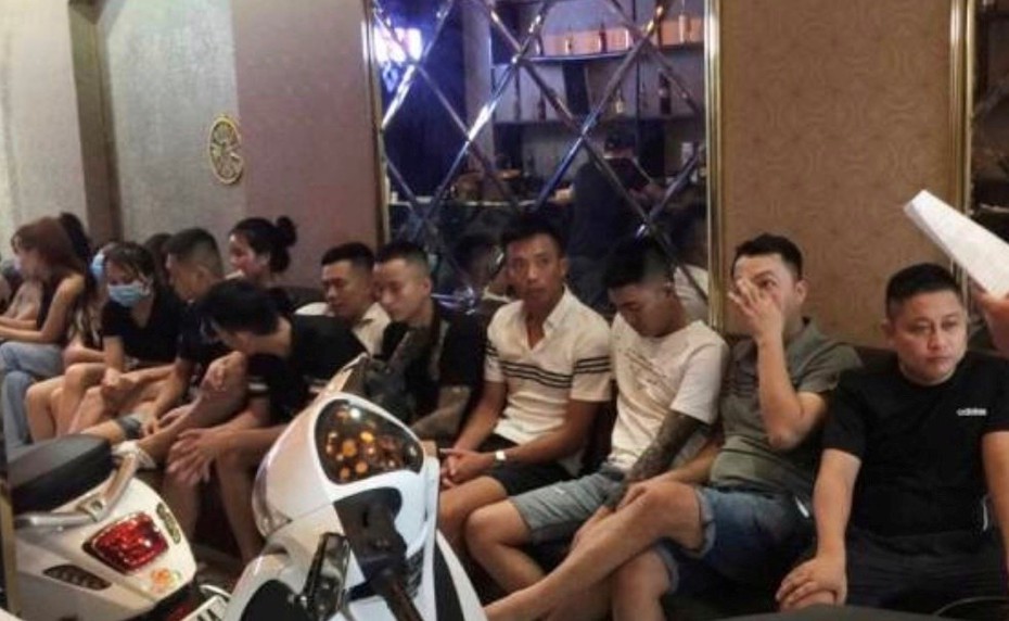 Thư ký tòa án dương tính với ma túy trong quán hát karaoke "chui"