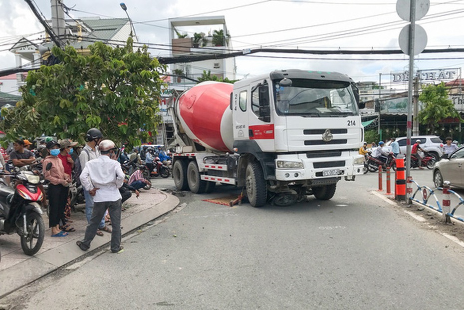 Xe trộn bê tông chạy giờ cấm, đâm nữ sinh 19 tuổi đi xe máy tử vong