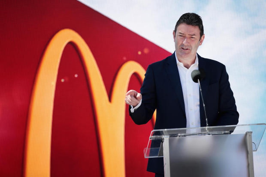 McDonald's sa thải CEO do phát hiện quan hệ bất chính với nữ nhân viên